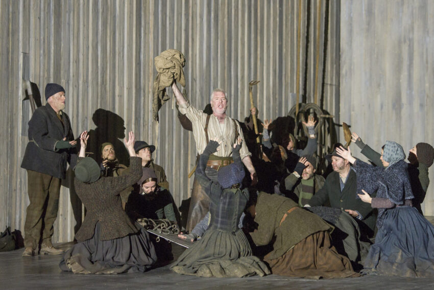 ENO Norma ENO Chorus and James Creswell (c) Alastair Muir