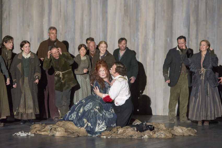ENO Norma Marjorie Owens, Peter Auty and ENO Chorus (c) Alastair Muir