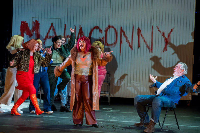 Danielle de Niese, Simon O'Neill, and the Cast of ENO’s Rise and Fall of the City of Mahagonny 2026 © Tristram Kenton
