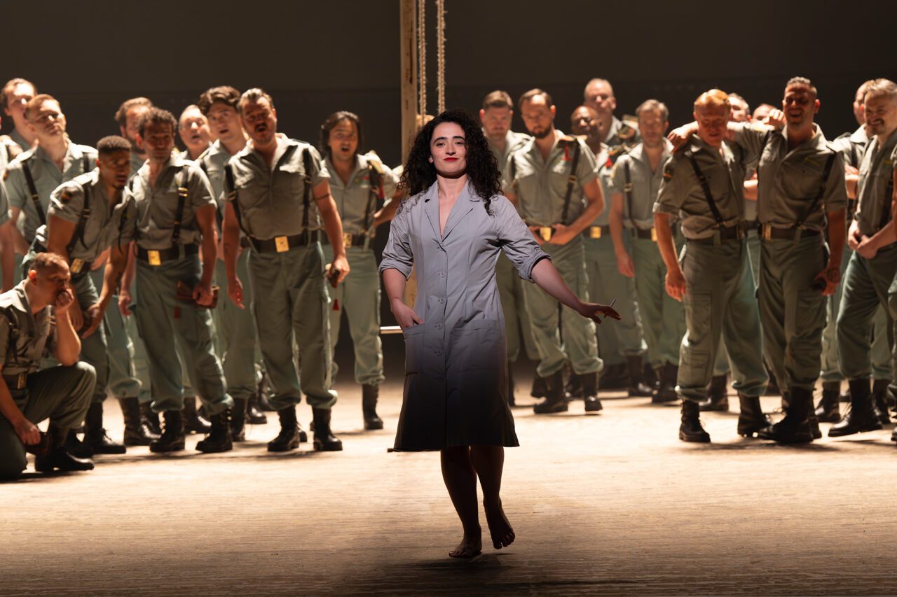 Chorus of ENO, ENO’s Carmen 2025 © Ellie Kurttz