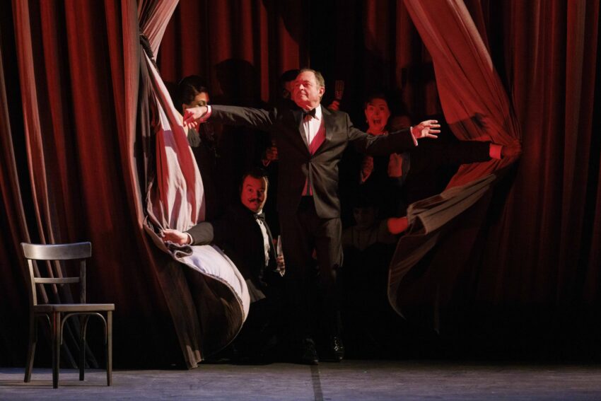 ENO Chorus in ENO's La traviata (2023)