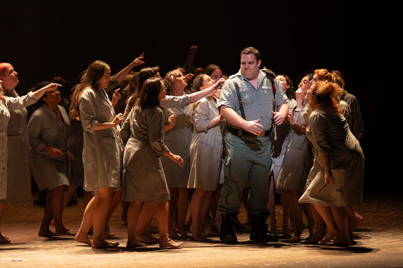 John Findon, Chorus of ENO, ENO’s Carmen 2025 © Ellie Kurttz