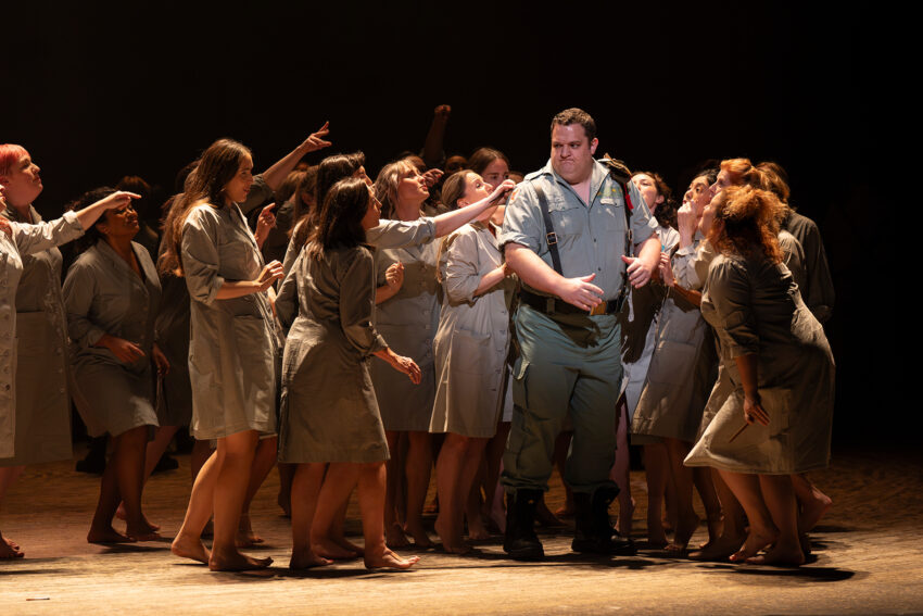 John Findon, Chorus of ENO, ENO’s Carmen 2025 © Ellie Kurttz