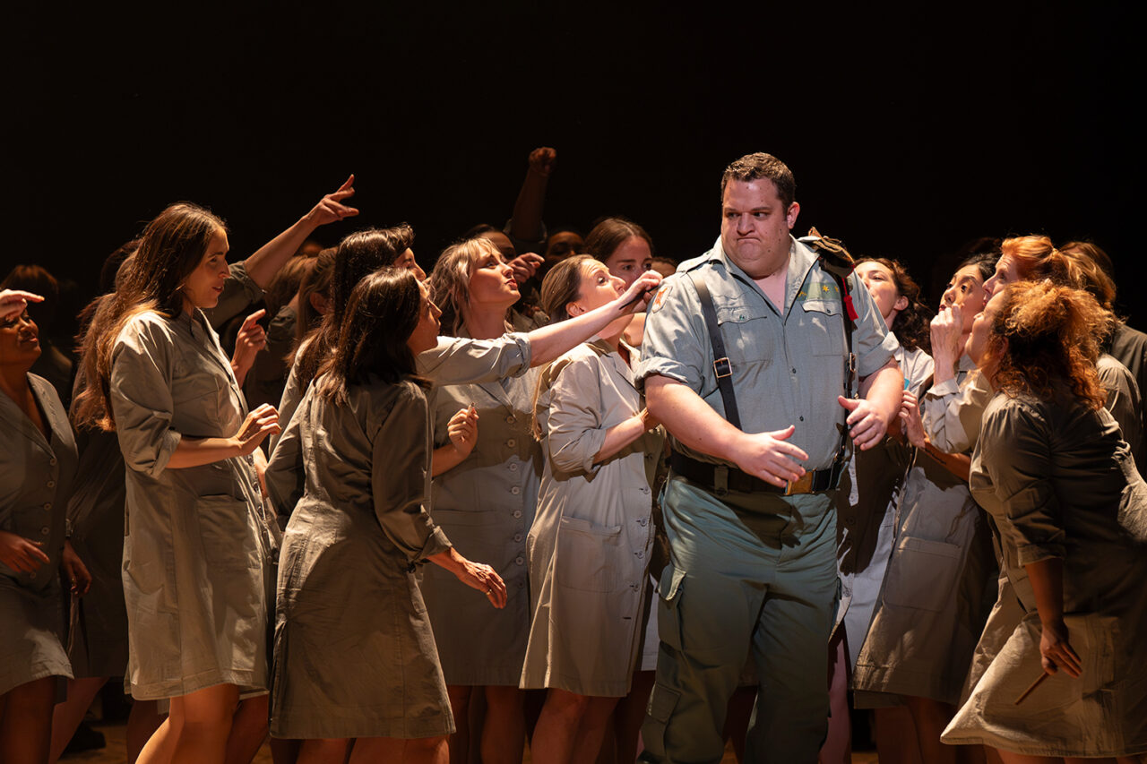 John Findon, Chorus of ENO, ENO’s Carmen 2025 © Ellie Kurttz
