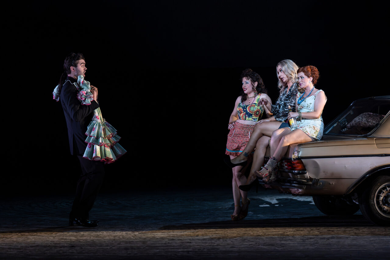 Patrick Alexander Keefe, Sian Griffiths, Niamh O'Sullivan, Harriet Eyley, ENO’s Carmen 2025 © Ellie Kurttz